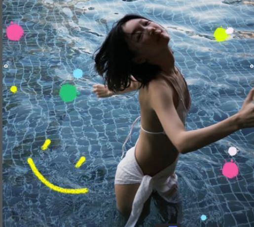 周冬雨身穿白色比基尼在水中戲水，展現白滑肌膚。（圖／翻攝自周冬雨IG）