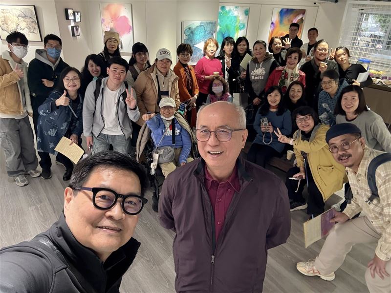 林順雄（中）個展《酣暢隨心》於首都藝術中心登場，吸引許多藝術同好觀展。(圖/首都藝術中心提供)