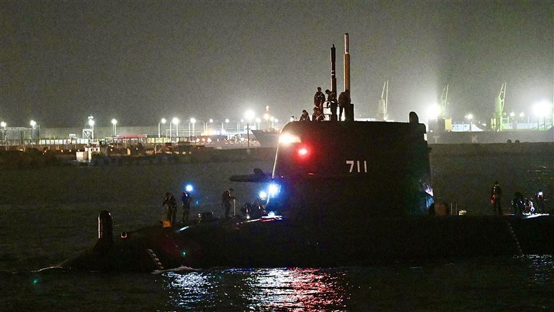 海鯤艦淺水潛航測試 她讚:台灣一定不倒