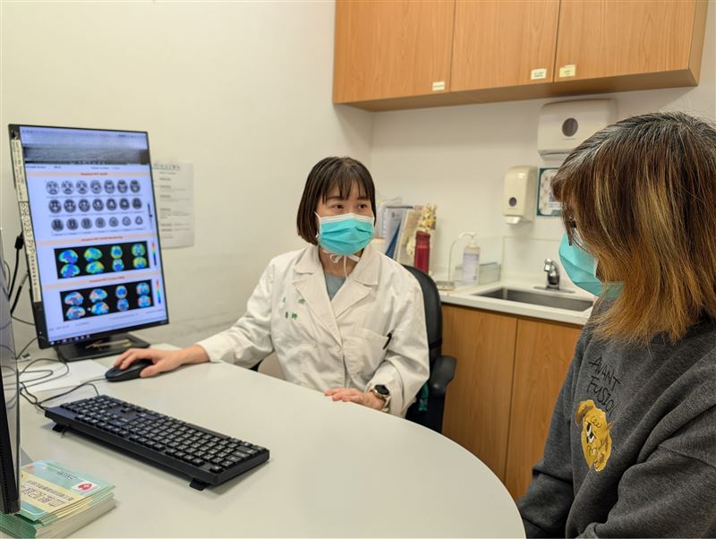 孫瑜醫師指出，早發性失智症多在 65 歲以前發病，部分患者在四、五十歲就出現記憶力與執行功能明顯退化。（圖／恩主公醫院提供）