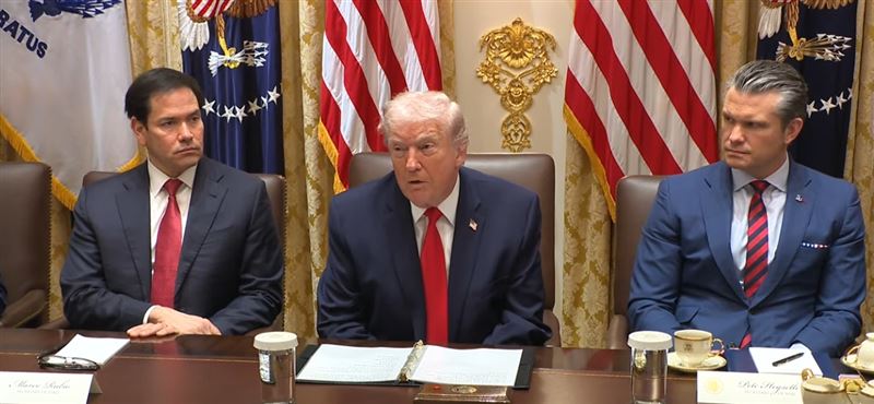 川普在內閣會議上自爆親自致電普丁要求對基輔停火一週，讓烏克蘭因應嚴寒天氣，而普丁也同意川普的要求。（圖／翻攝自白宮YouTube頻道）