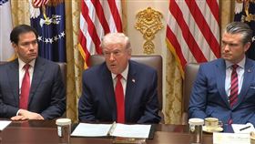 川普在內閣會議上自爆親自致電普丁要求對基輔停火一週，讓烏克蘭因應嚴寒天氣，而普丁也同意川普的要求。（圖／翻攝自白宮YouTube頻道） 