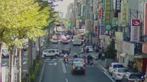 蔡姓男子開車左轉時，撞上一名走在斑馬線上的劉姓女子。（圖／翻攝畫面）