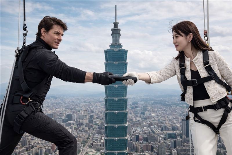 賈永婕突曬與湯姆克魯斯的同框照，並放話「不是不可能！趁賈董還在！」(圖／翻攝自 賈永婕臉書)