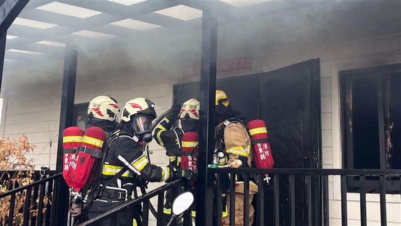 台東一處民宅（鐵皮屋建築）發生火警。（圖／翻攝畫面）