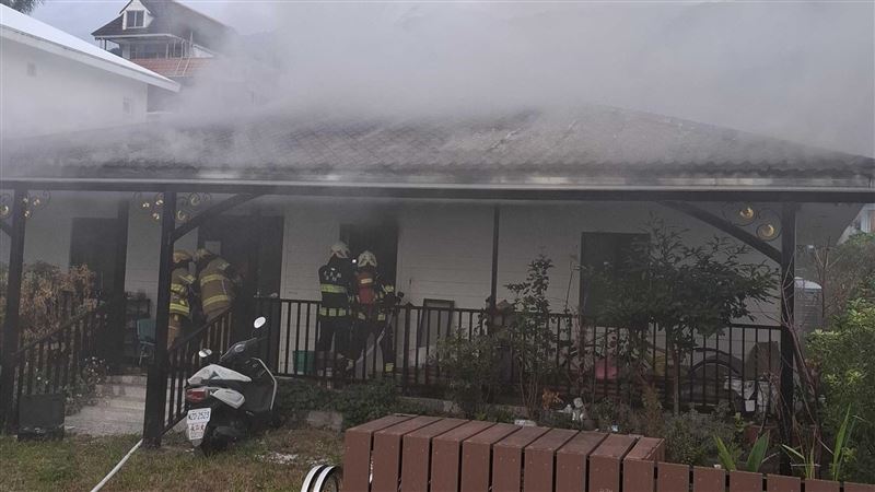 台東一處民宅（鐵皮屋建築）發生火警。（圖／翻攝畫面）