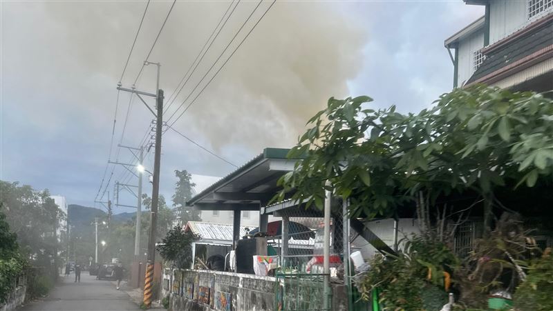 台東一處民宅（鐵皮屋建築）發生火警。（圖／翻攝畫面）