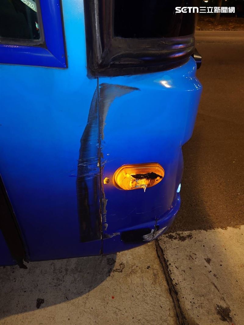 北市大都會客運公車與台聯客運遊覽車發生擦撞。（圖／翻攝畫面）