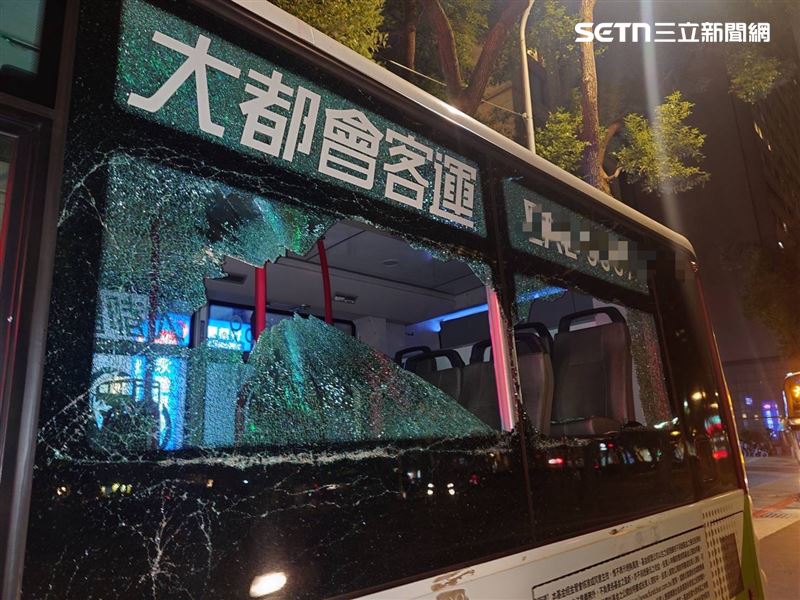 北市大都會客運公車與台聯客運遊覽車發生擦撞。（圖／翻攝畫面）