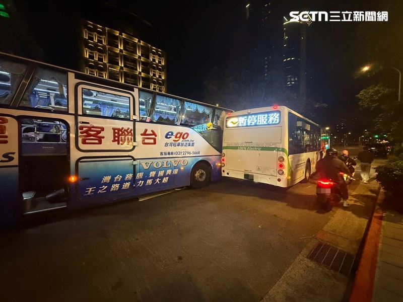 北市大都會客運公車與台聯客運遊覽車發生擦撞。（圖／翻攝畫面）