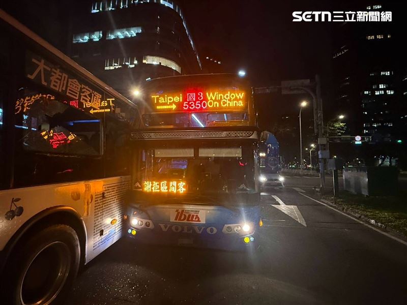 北市大都會客運公車與台聯客運遊覽車發生擦撞。（圖／翻攝畫面）