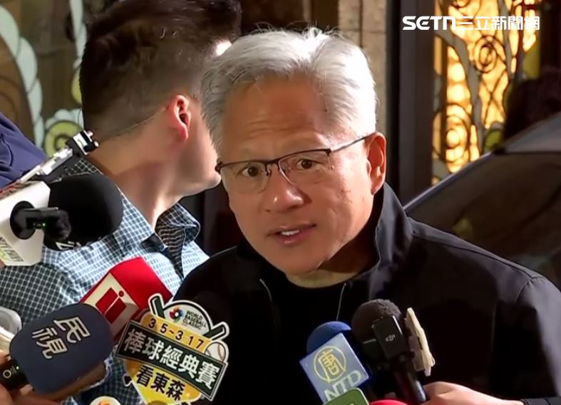 黃仁勳稍早在文華東方酒店門口,被問到是否考慮在士林興建第二總部時,並未正面否認,反而笑著回應:「在士林蓋第二總部嗎?聽起來很讚。」(圖/三立電視台)