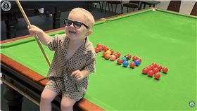 2歲神童歐文斯（Jude Owens）過去數月接連完成2項司諾克花式擊球，寫下金氏世界紀錄。（圖／翻攝自
Guinness World Records YT）