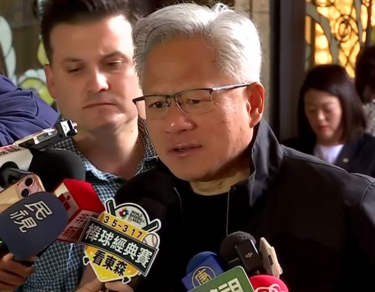 輝達執行長黃仁勳來台第二日，傳出輝達將在北市士林洲美蓋第二總部傳聞，黃仁勳燦笑回應「聽起來很讚」、還說「Possibility may be is a probability.」。雖未正面回應，但讓外界留下無限想像空間。（圖／三立iNEWS）