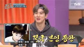 韓國人氣男團EXO隊長SUHO近日在綜藝節目中罕見公開童年與學生時期舊照，從稚嫩到少年時期幾乎零走鐘的外貌，讓現場來賓與網友集體暴動，直呼「這根本是天生的」。（圖／翻攝自놀라운 토요일 Amazing Saturday YT）