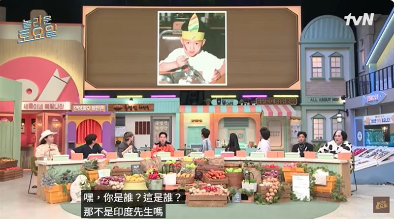 節目還有曝光SUHO幼稚園時期的照片，畫面中，他頭戴彩色印第安羽毛頭飾，手拿湯匙、表情專注地看向前方，模樣既呆萌又搶眼。（圖／翻攝自놀라운 토요일 Amazing Saturday YT）
