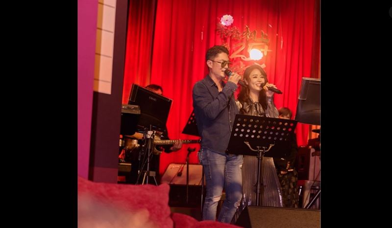 林心如50歲生日趴 霍建華同框甜唱閃爆