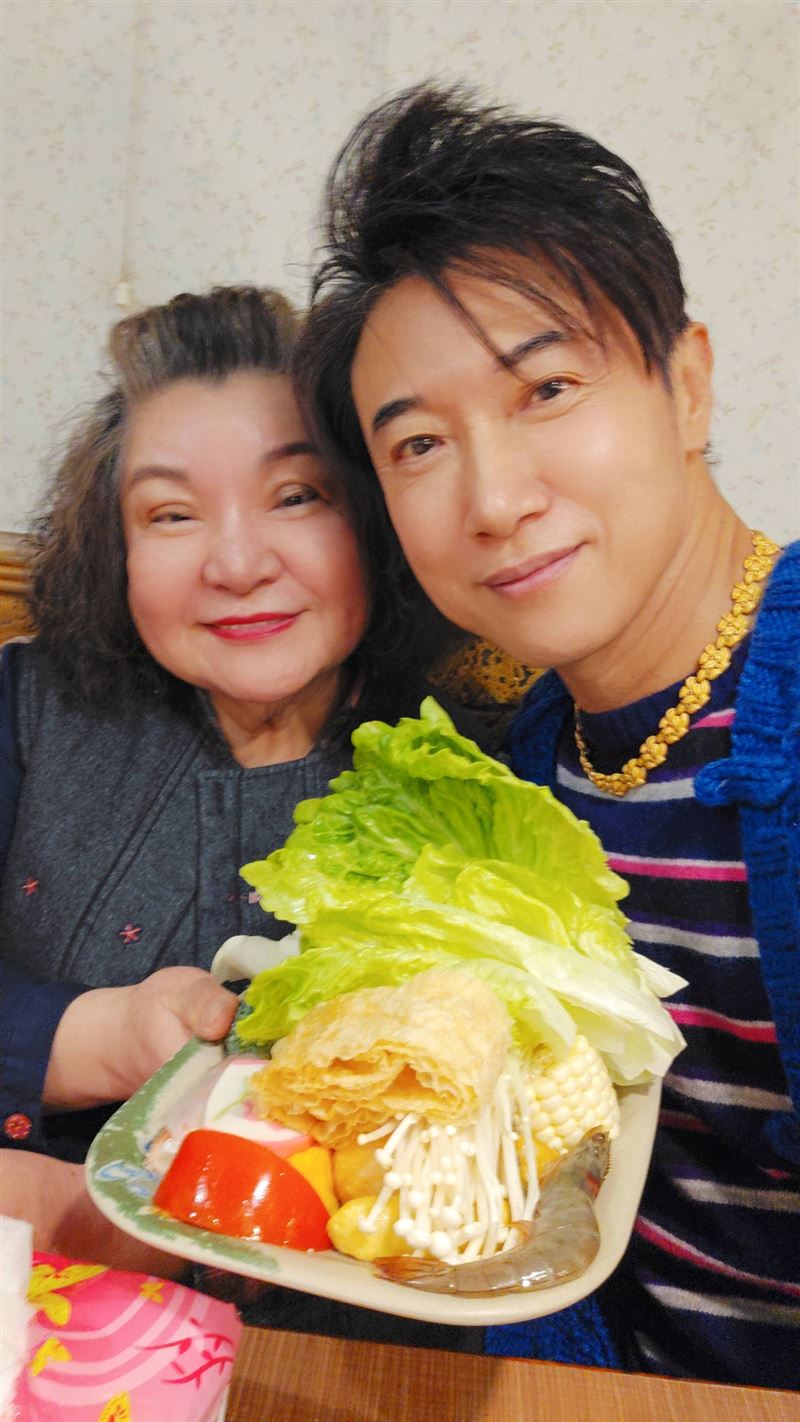 陳鴻跟秦菲菲聚餐。（圖／翻攝自臉書）