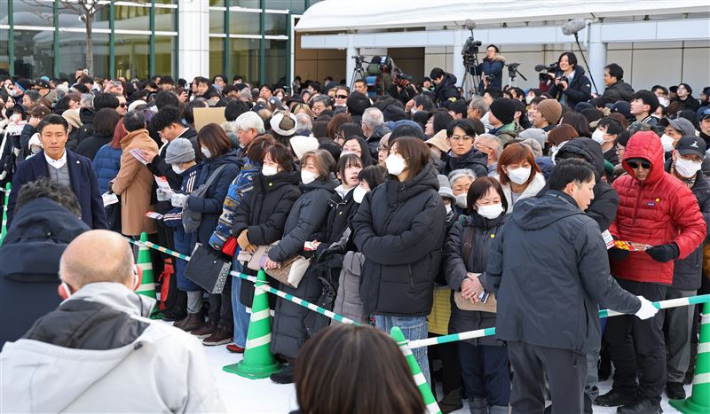 許多日本民眾親自來到現場，參與高市早苗的街頭演說。（圖／美聯社／達志影像）