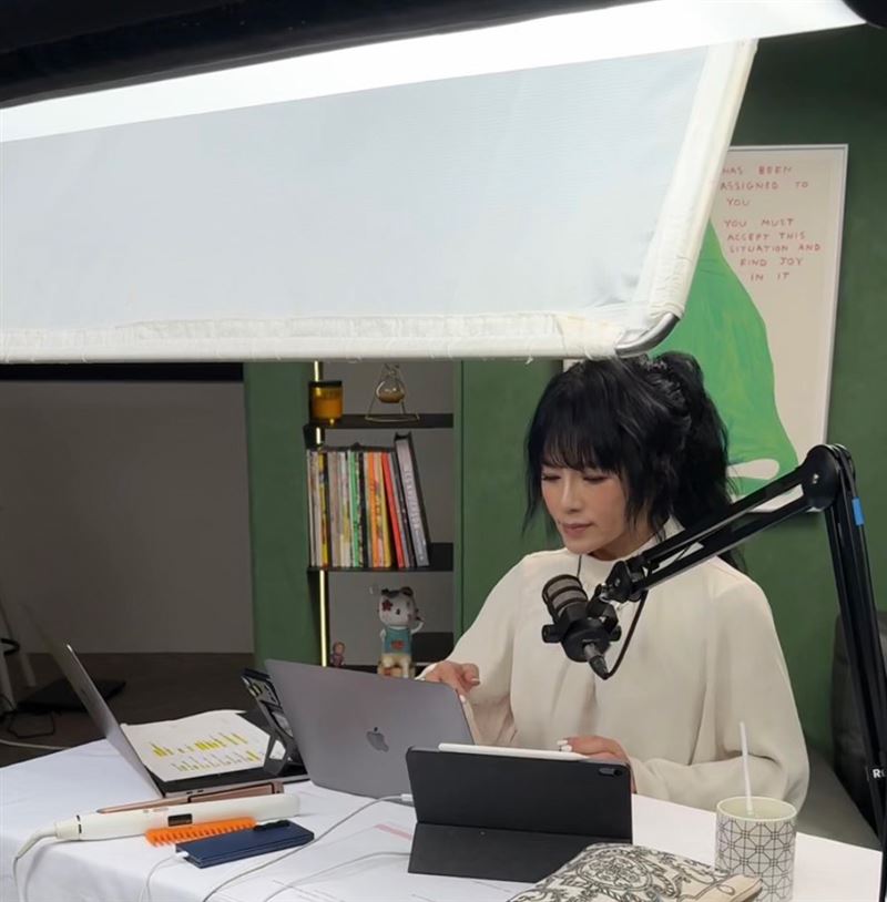 唐綺陽形容,這段時間整體社會氣氛已明顯轉變,瀰漫著一種「管你的、不演了」的能量,不論國際局勢或個人生活,都開始出現難以忽視的變動前兆,宛如「山雨欲來」。(圖/翻攝自唐綺陽FB)