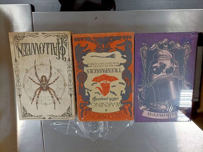 曾姓嫌犯從法國購買搖頭丸，分裝藏進書本造型空盒內試圖闖關販賣。(圖／翻攝畫面)