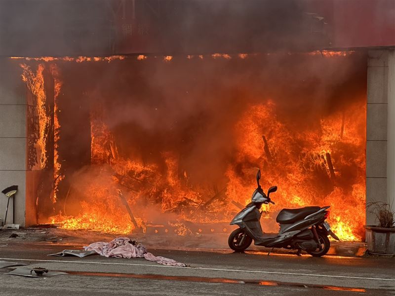 台中北屯某家具行陷入火海，現場烈焰狂噴。（圖／翻攝畫面）
