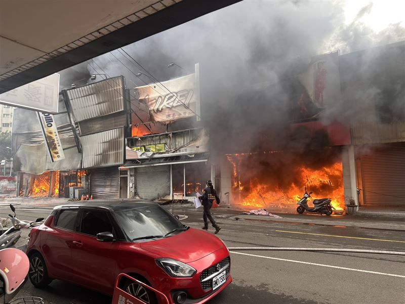 台中北屯某家具行因不明原因起火。（圖／翻攝畫面）