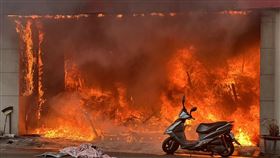 一旁緊鄰加油站！台中家具行「陷入火海」烈焰狂噴　驚悚火勢曝光（圖／翻攝畫面）