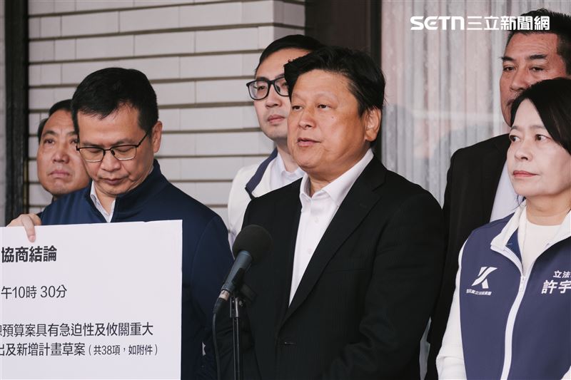 國民黨團總召傅崐萁率黨團多名立委召開記者會，稱軍購包括後續延壽跟維修，總共將近4.5兆台幣。（圖／記者楊士誼攝影）