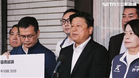 國民黨團總召傅崐萁率黨團多名立委召開記者會，稱軍購包括後續延壽跟維修，總共將近4.5兆台幣。（圖／記者楊士誼攝影）