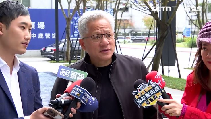 手提紙盒拜會張忠謀 黃仁勳親揭內容物