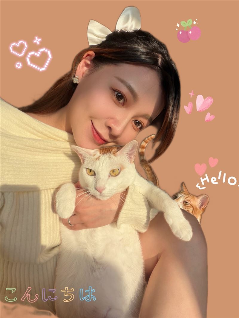 謝京穎形容，只有在她點頭、拍拍腿示意後，貓咪才會安心靠近，讓她忍不住大讚「真的超有靈性」。（圖／翻攝自謝京穎IG）