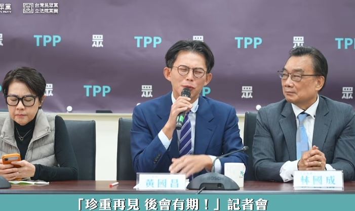 黃國昌最後一天在立法院上班，一聽到「藍白分」，就不滿直接打斷記者提問（圖／翻攝自民眾之聲YT）