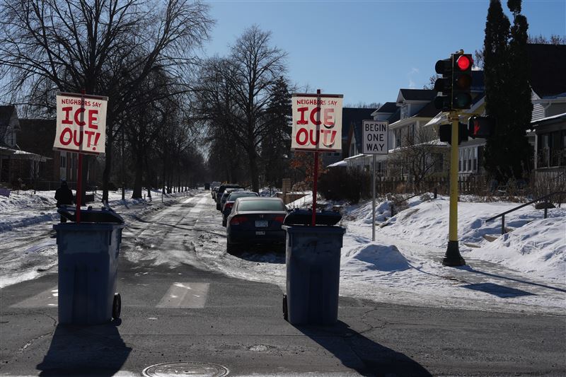 明尼阿波利斯街道上，豎立著要求ICE離開的標誌。（圖／美聯社／達志影像）