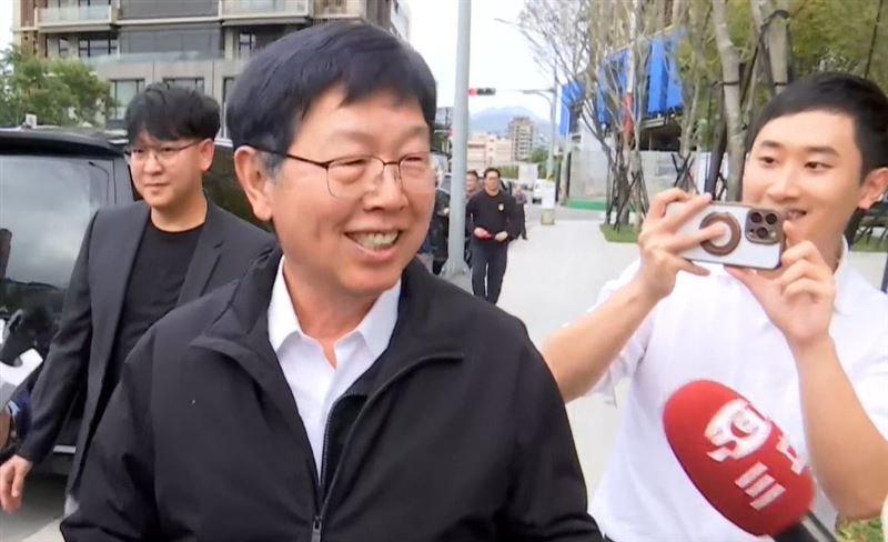 鴻海董事長劉揚偉(左2)今(30)日赴南港輝達新辦公室,與輝達執行長黃仁勳進行高層會談。(圖/三立iNEWS)