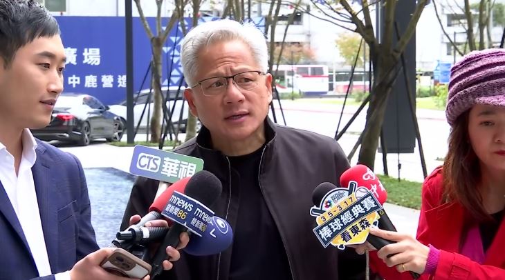 黃仁勳表示輝達在台灣業務成長驚人,並趁機釋出台灣擴大徵才的明確訊號。(圖/三立iNEWS)
