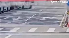 北市游男酒後駕駛賓士車行經樂群二路時自撞釀禍。（圖／翻攝畫面）