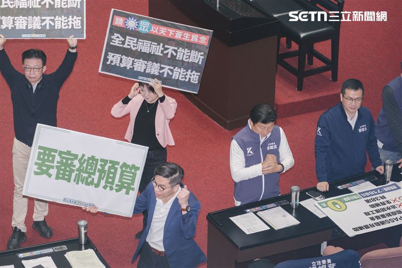 立法院第四會期最後一天院會，民進黨團所提議程遭48:60封殺，綠委在議場舉牌「要審總預算」。（圖／記者楊士誼攝影）
