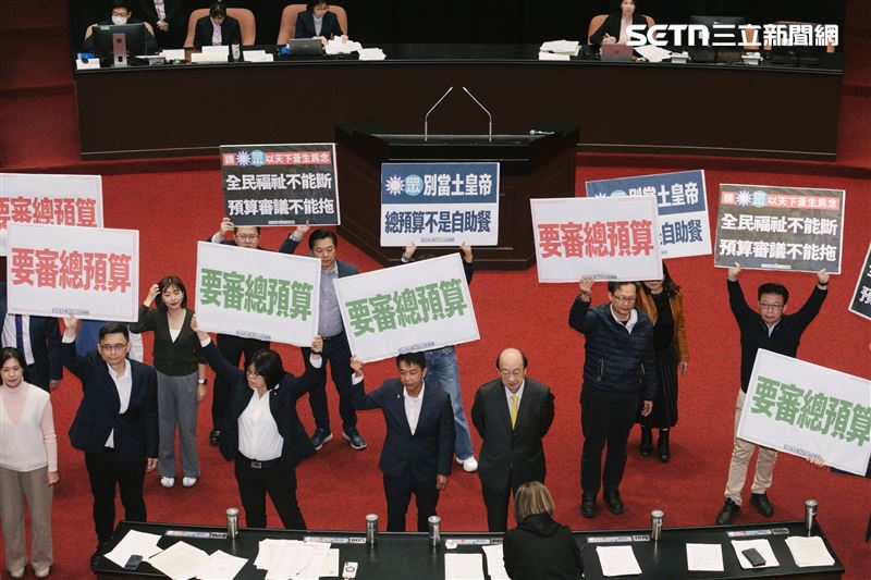 立法院第四會期最後一天院會，民進黨團所提議程遭48:60封殺，綠委在議場舉牌「要審總預算」。（圖／記者楊士誼攝影）