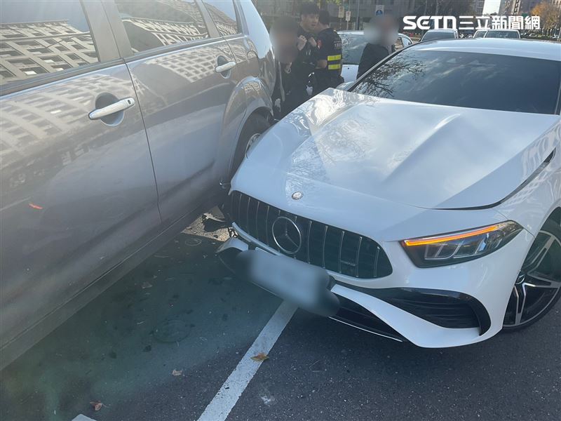 北市游男酒後駕駛賓士車行經樂群二路時自撞釀禍。（圖／翻攝畫面）