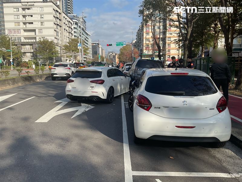 北市游男酒後駕駛賓士車行經樂群二路時自撞釀禍。（圖／翻攝畫面）