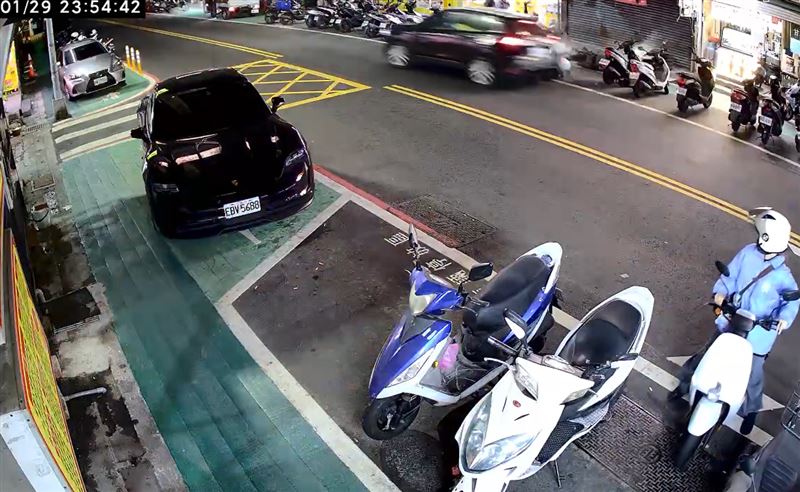 機車騎士靠邊準備停車，卻遭後方駕駛猛力追撞。(圖／翻攝畫面)