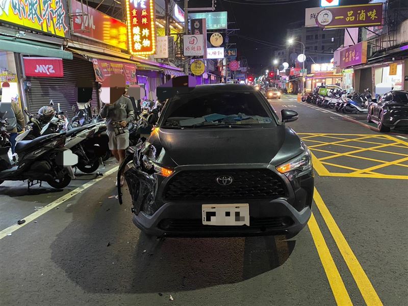 王姓駕駛稱是疲勞恍神打瞌睡，才會不小心追撞，(圖／翻攝畫面)