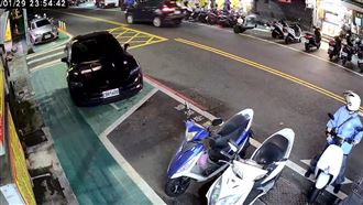 台中駕駛恍神追撞騎士　狂刷一排機車全倒