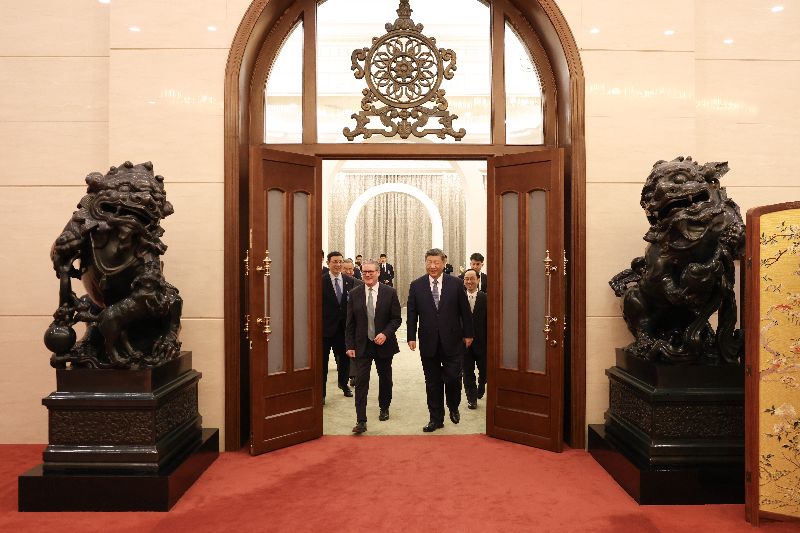 英國首相施凱爾（左）29日在北京人民大會堂與中國國家主席習近平（右）會談，兩人前後共處約3小時。（英國首相府提供）