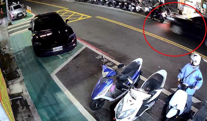 黑色轎車疑疲勞駕駛，追撞路邊的機車後，撞倒停車格內7輛機車。(圖／翻攝畫面)