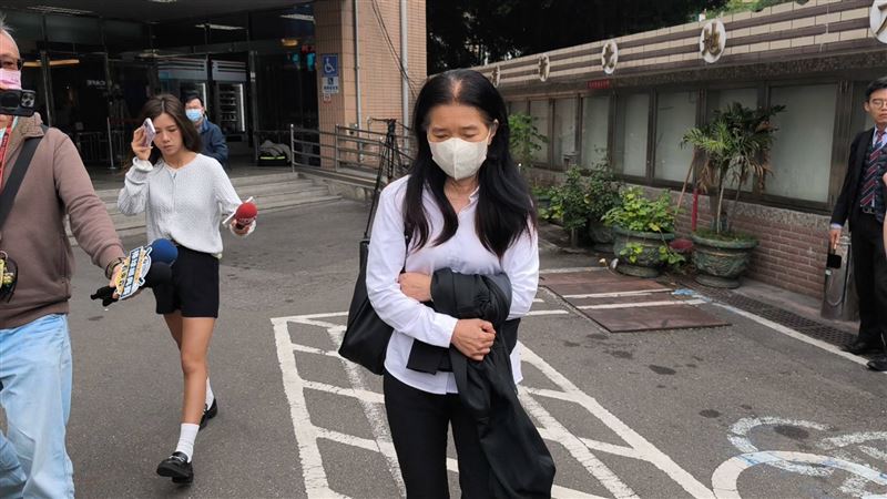 家寧媽離開法院僅說謝謝關心。(圖/記者莊淇鈞攝影)