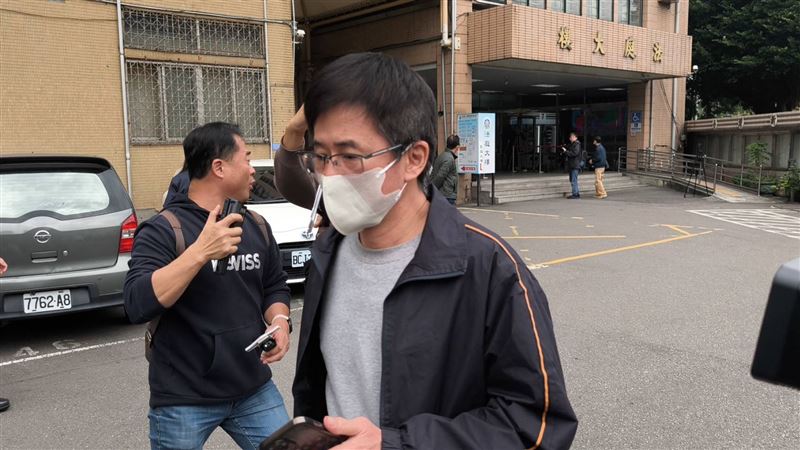 家寧爸離開法院僅說謝謝關心未受訪。(圖/記者莊淇鈞攝影)