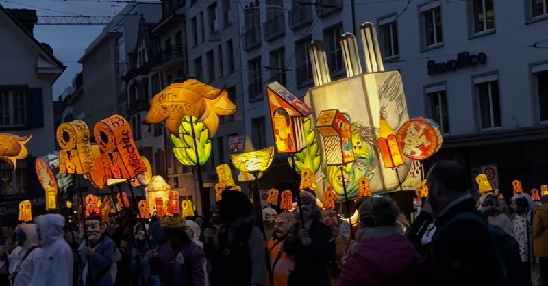 瑞士2026年巴塞爾狂歡節 將於2月下旬展開瑞士巴塞爾狂歡節為瑞士最大民俗慶典之一，2026年將於2月23日舉行，圖攝於2025年3月10日