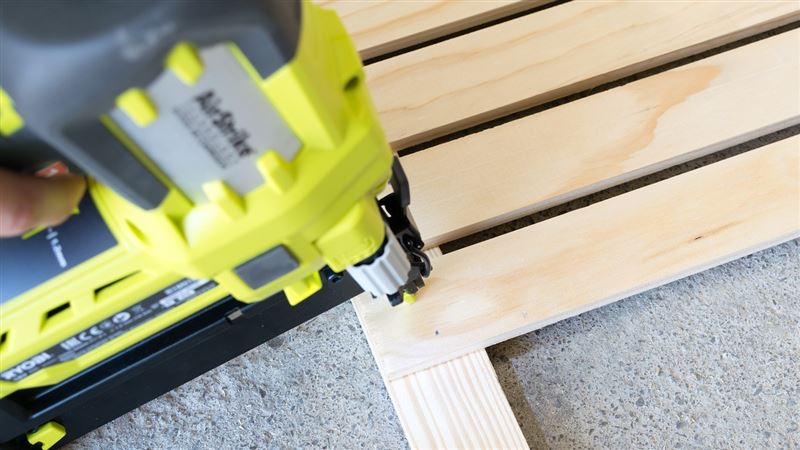 男子因不滿鄰居晚上唱歌太吵，竟拿釘槍，朝鄰居家門射擊3次，導致鐵門外留有3處但彈孔並卡住2根釘子。（示意圖／PIXABAY）